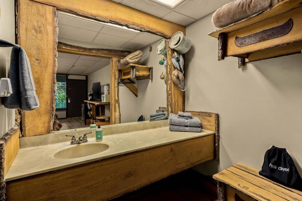 Stonegate Lodge King Bed Wifi 50 In Roku Tv Salt Water Pool Room # 101 يوريكا سبرينغز المظهر الخارجي الصورة
