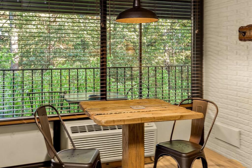 Stonegate Lodge King Bed Wifi 50 In Roku Tv Salt Water Pool Room # 101 يوريكا سبرينغز المظهر الخارجي الصورة