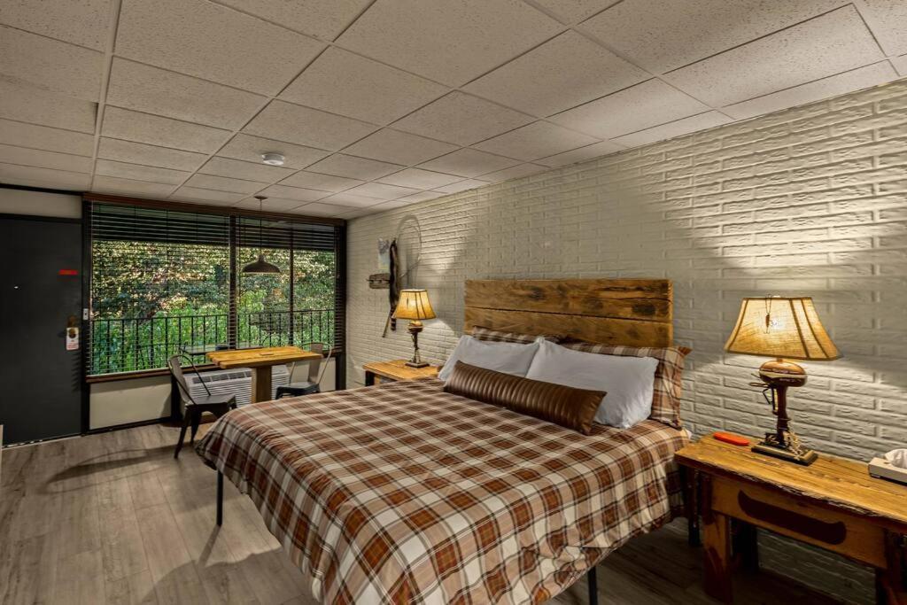 Stonegate Lodge King Bed Wifi 50 In Roku Tv Salt Water Pool Room # 101 يوريكا سبرينغز المظهر الخارجي الصورة
