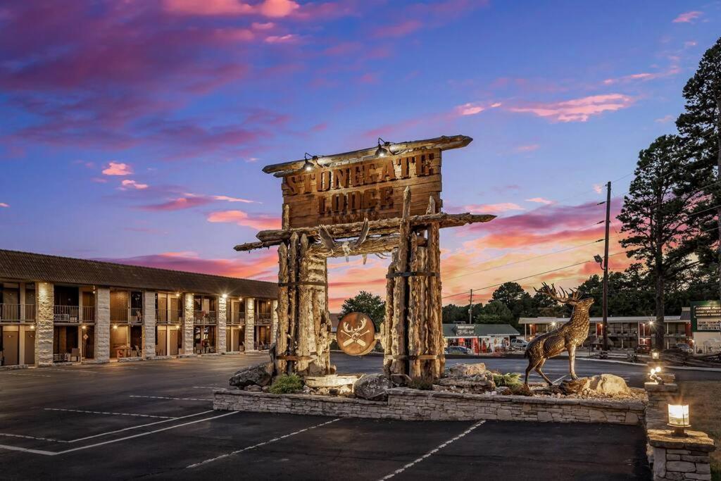 Stonegate Lodge King Bed Wifi 50 In Roku Tv Salt Water Pool Room # 101 يوريكا سبرينغز المظهر الخارجي الصورة