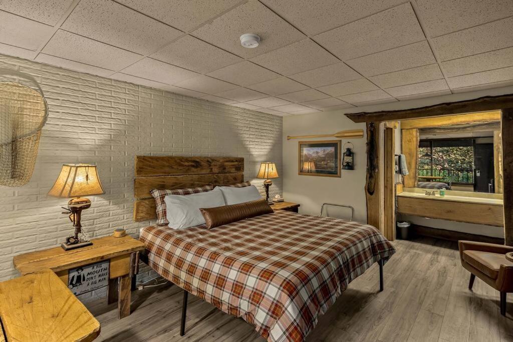 Stonegate Lodge King Bed Wifi 50 In Roku Tv Salt Water Pool Room # 101 يوريكا سبرينغز المظهر الخارجي الصورة