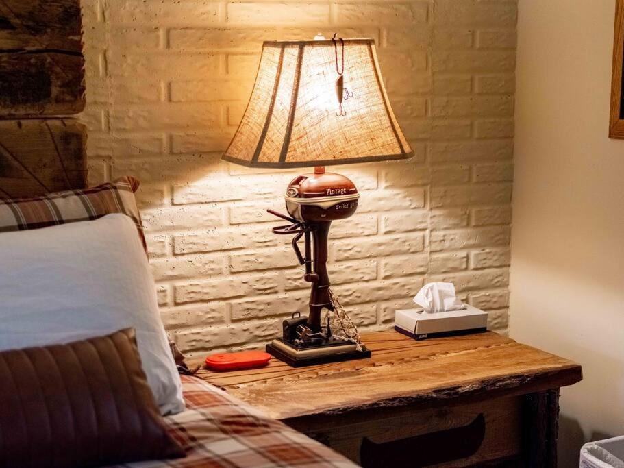 Stonegate Lodge King Bed Wifi 50 In Roku Tv Salt Water Pool Room # 101 يوريكا سبرينغز المظهر الخارجي الصورة